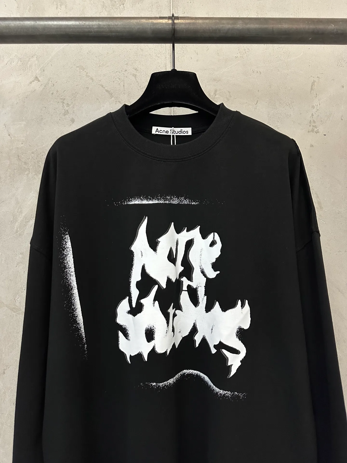165 Acne studio FW 26 Gothic style distressed logo long-sleeved T-shirt Fabric: High-definition super heavyweight cotton double yarn compact Xinjiang cotton Weight gram Paired with 2*2 Salona rib Clean cloth surface Clear cloth texture Tight and stiff High color fastness No change in shape No Color Change Customized hardware Thread Accessories Matching version Men and women Same Style Color: Black Cream White Size: XS S M L XL